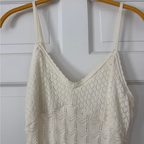 Elegant Cream Sleeveless Dress - Picture 3 of 3